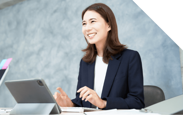スーツ姿の女性が打ち合わせをしている様子