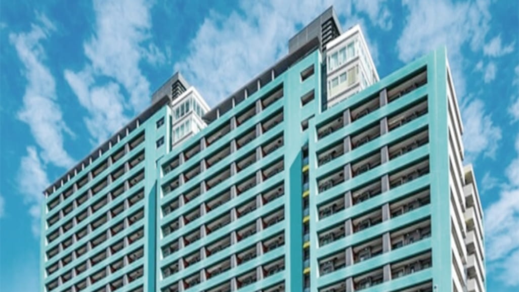 下から見上げた青空のマンションの風景